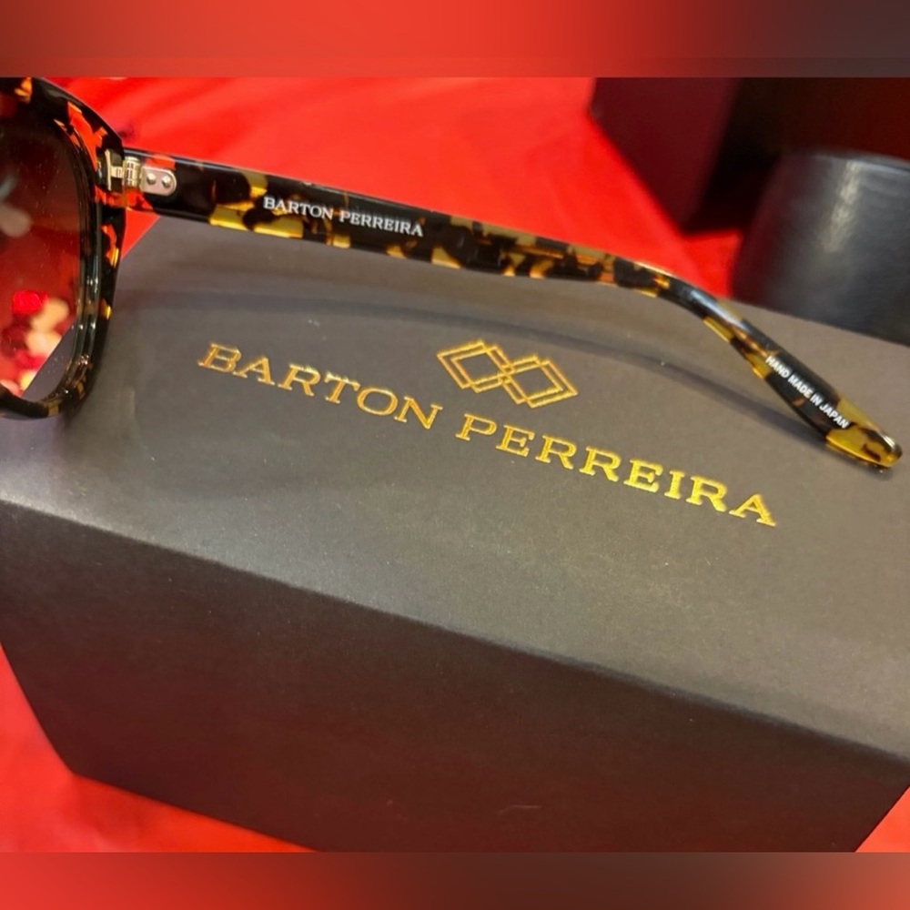 BARTON PERREIRA Tortoise Shell
Sunglasses Case & Magnetic closure w/Cardholder - Picture 8 of 15